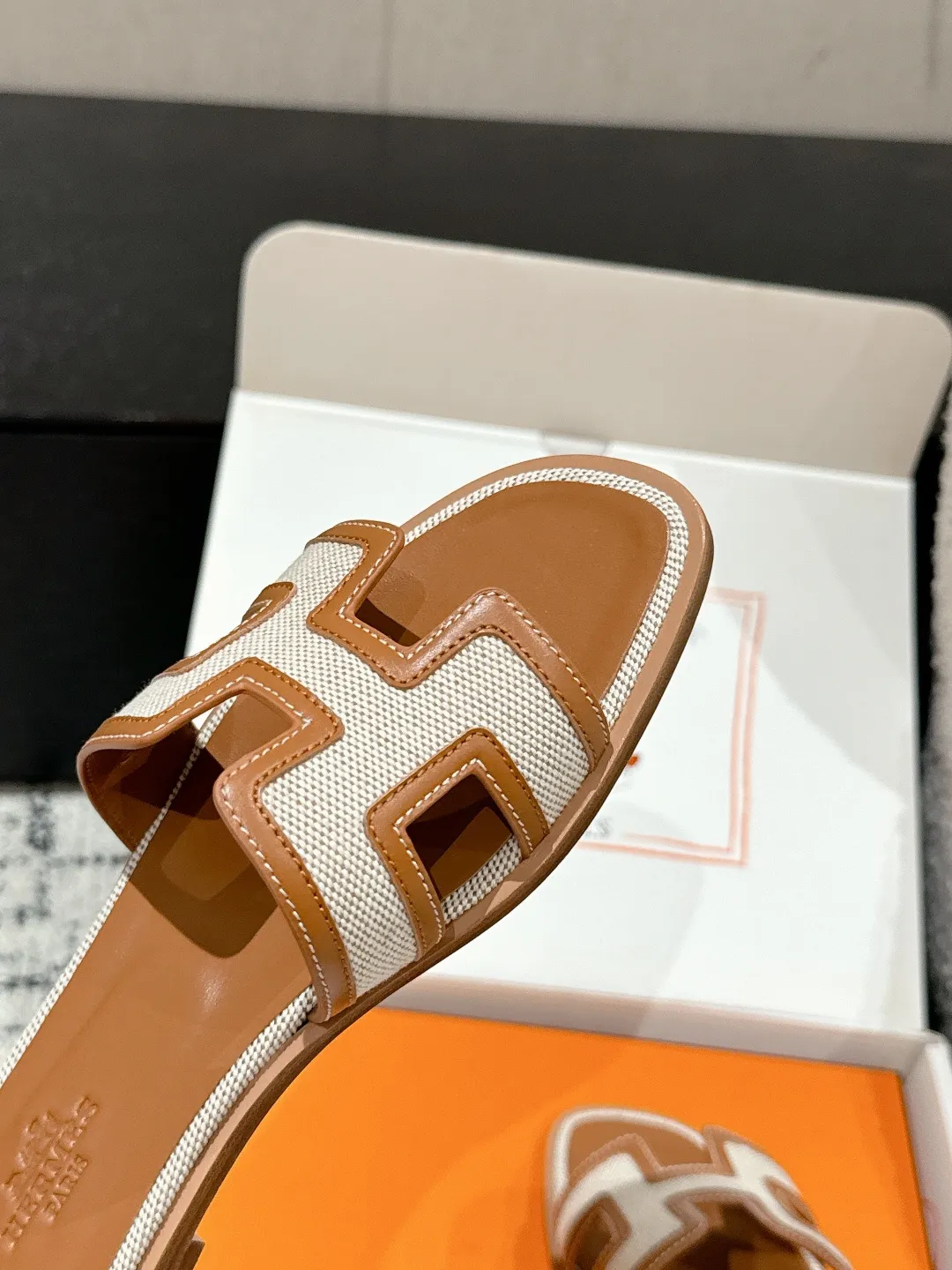 👟👟Ex-factory price 480👟👟 Women's shoes Women's clothing HERMES Oran series H classic slippers Flat slippers 2025 spring and summer latest color matching Family portrait ❤️ Original development Purchasing quality Integrated rhinestones, rivets, palm prints, graffiti, embroidery and other details make the simple H slippers new! Add more matching possibilities! The basic colors and this year’s hot new colors are all with your eyes closed. A must-have item for H fans in summer❤️Every color is beautiful ✔️Upper: cowhide/sheep/hot diamond/denim ✔️Foot: original sheepskin ✔️Sole: Italian A-grade double-layer leather outsole ✔️Size: #35-42 (40.41.42 custom-made, non-refundable)